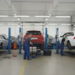 Däckregler för sommaren och att välja rätt Däckbyte till sommardäck utförs på en bilverkstad.